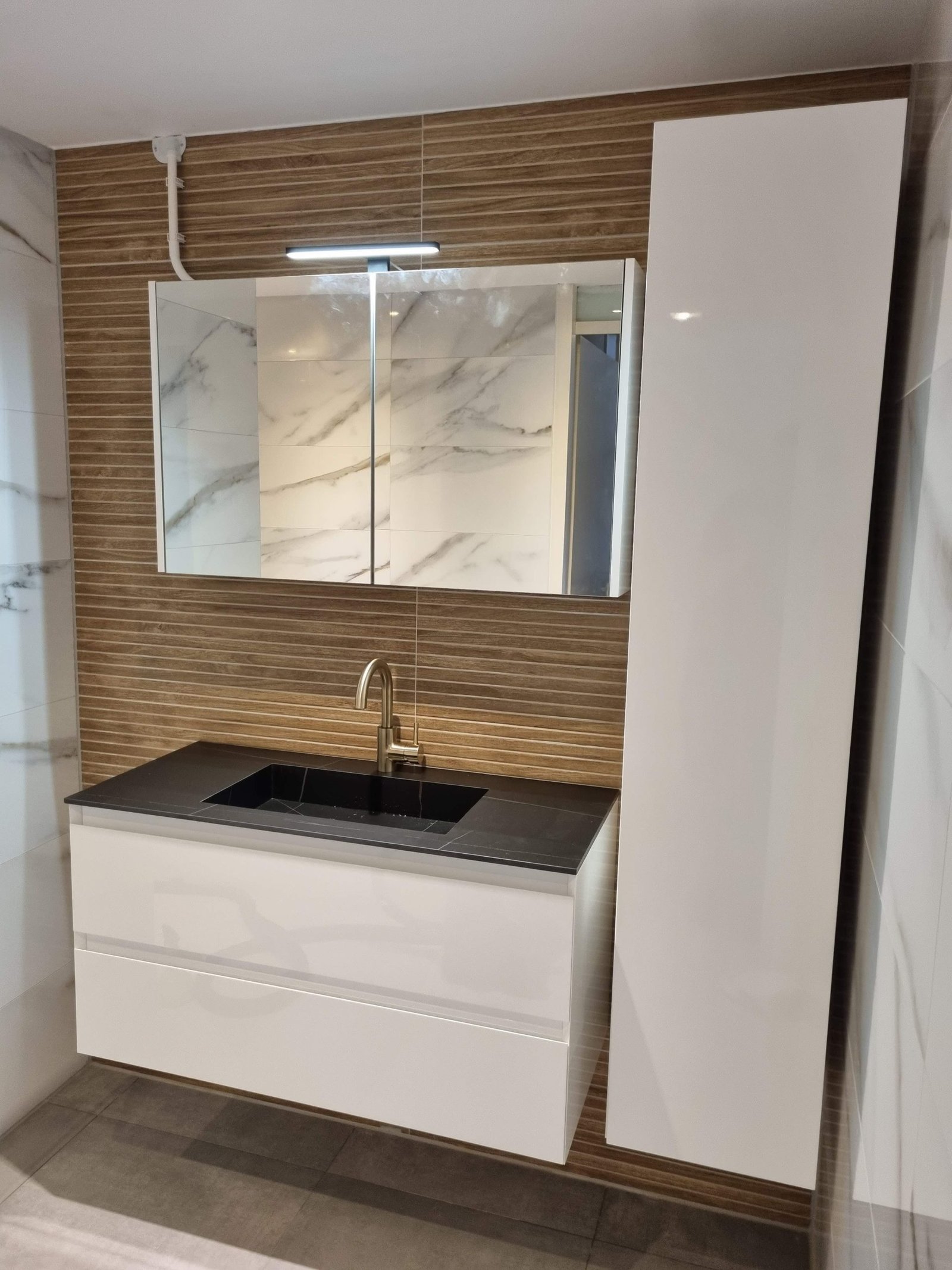 Badkamer marmer kolomkast wasbak